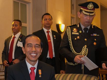 Andika Perkasa (Kiri), Presiden Jokowi (Tengah), Listyo Sigit (Kanan). (Sumber: Wikipedia)