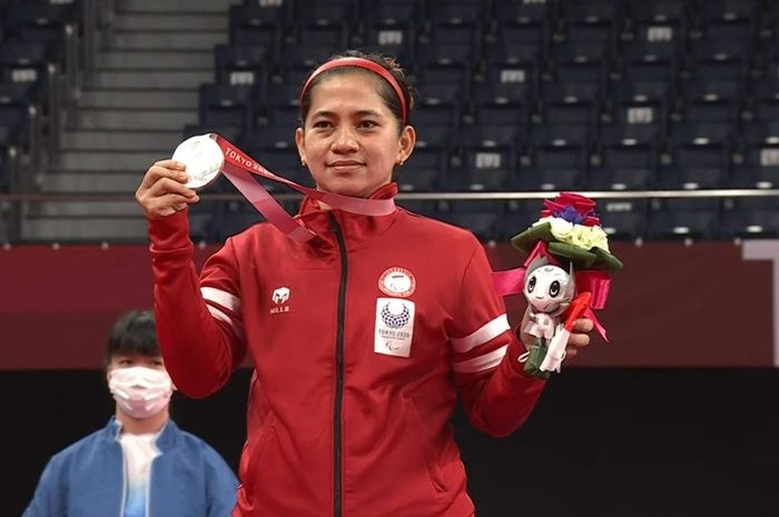 Atlet bulutangkis Indonesia, Leani Ratri Oktila, berhasil meraih medali emas dalam ajang Paralimpiade Tokyo 2020. Sumber: Badmintontalk via parapuan.co