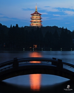 Pagoda Leifeng menjelang malam. Sumber: Dokumentasi pribadi.