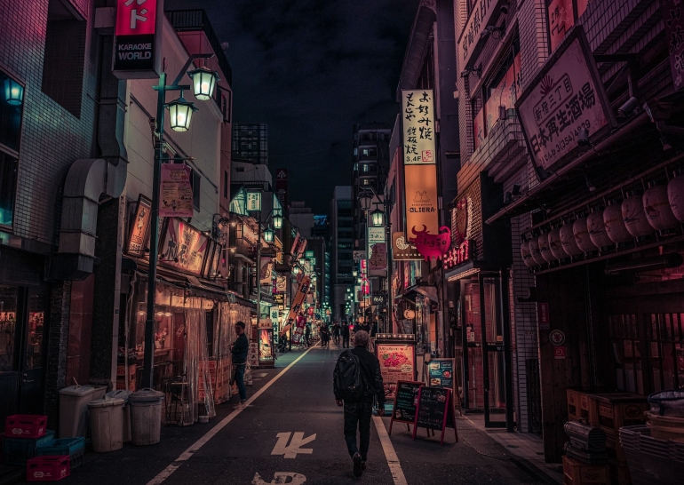 Ilustrasi suasana malam di Shinjuku (Foto: Philippsaal Via Pixabay) 