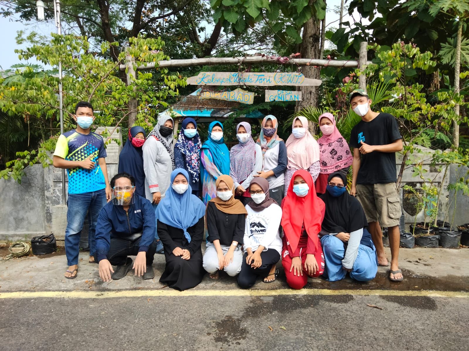 Pemberdayaan Kelompok Wanita Tani Melalui Budidaya Sayuran Dan Vertical ...