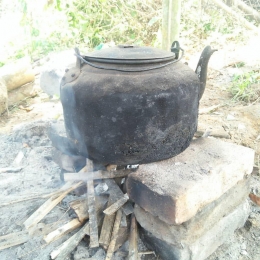 Menjerang air di atas tungku kayu bakar (Dokumentasi pribadi)