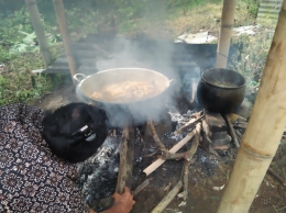 Menggulai ayam dan memasak sup di atas tungku kayu bakar (Dokumentasi pribadi)