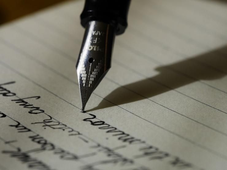 Menulis dengan pena (qureta.com)