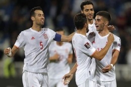 Pemain Spanyol merayakan gol ke gawang Kosovo. (via vbetnews.com)