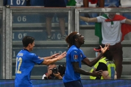 Moise Kean (kanan) merayakan gol saat Italia membantai Lithuania 5-0. foto: afp/vincenzo pinto dipublikasikan kompas.com