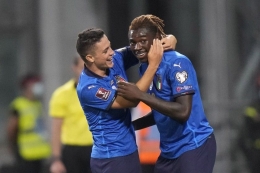 Pemain Italia merayakan gol ke gawang Lithuania. (via tribune.com)