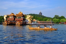 Wisatawan yang sedang melancong di Danau Barat- Hangzhou.Sumber: Dokumentasi pribadi