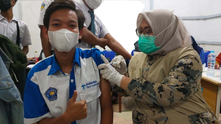 Salah Satu siswa SMK Muhammadiyah 1 Surabaya lakukan Vaksinasi Dosis 1 SINOVAC dari Puskesmas Tambak Rejo Surabaya