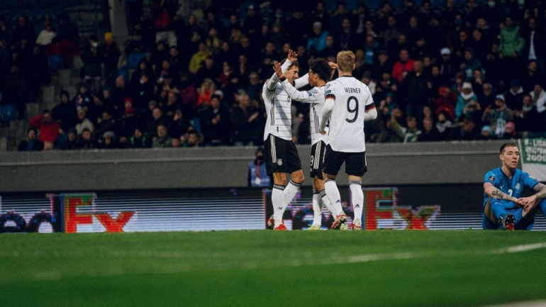 Pemain Jerman merayakan gol ke gawang Islandia. (via sportslumo.com)