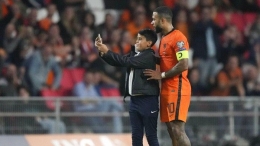 Seorang fan cilik nekad masuk ke lapangan demi bertemu penyerang Timnas Belanda, Memphis Depay (AP/Peter Dejong) 