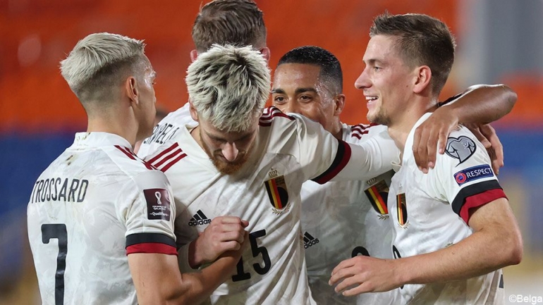 Pemain Belgia merayakan gol ke gawang Belarus. (via vrt.be)