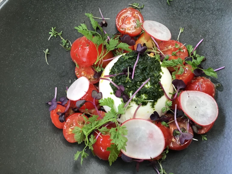 Menu pilihan saat makan di restaurant, salat tomat dengan keju mozarela dari susu kerbau/dokumentasi pribadi