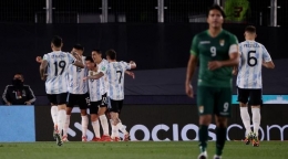 Pemain Argentina merayakan gol ke gawang Bolivia. (via rabihnews.xyz)