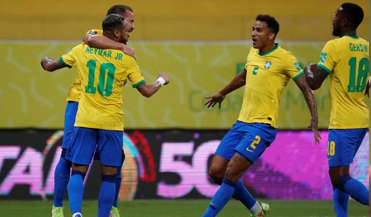 Pemain Brazil merayakan gol ke gawang Peru. (via risingbd.com)