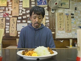 Suatu ketika ia ditantang menyantap makanan dalam porsi besar | sumber gambar: amazon.co.jp