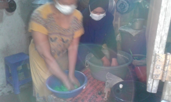 Gambar 7. Pendampingan pembuatan kerupuk Keluntung