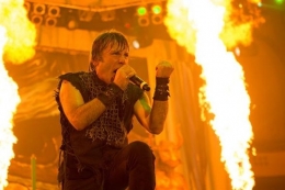 Vokalis band heavy metal Iron Maiden Bruce Dickinson. (sumber: Ironmaiden.com via kompas.com)