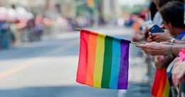 Warna-warni dalam bendera yang menjadi simbol kaum LGBT | Sumber gambar : okezone.com / shutterstock
