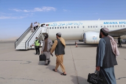 Penumpang naik pesawat Ariana di bandara Kandahar yang hendak menuju Kabul. Sumber: EPA / www.aljazeera.com