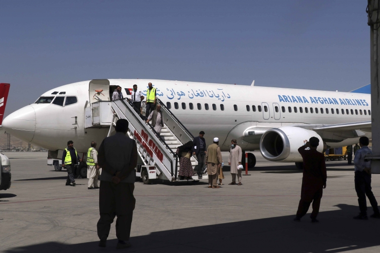 Penumpang dari Kandahar baru tiba di bandara Hamid Karzai-Kabul. Sumber: Wali Sabawoon/ AP Photo / www.aljazeera.com