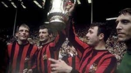 seragam merah hitam Manchester City zaman dulu (soccerbibble.com)