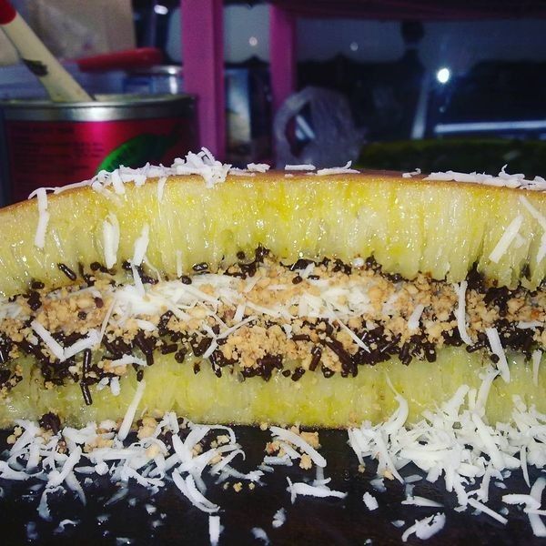 Maknyus.. Martabak Manis Sumber : Jogjakita.co.id