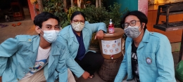 Proses penempatan tempat cuci tangan di pos Ronda desa Parakan/dokpri