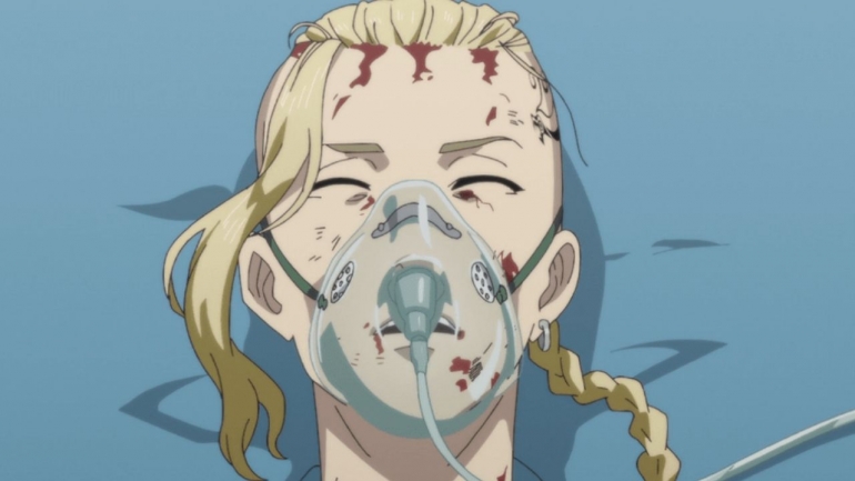 Draken saat dibawa oleh ambulan menuju rumah sakit. (Sumber: Kodansha, Tokyo Revengers episode 11)