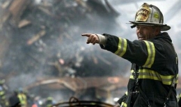 Petugas sedang menolong korban 9/11 (Instagram.com/911day)