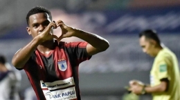 Ramai Rumakiek mencetak gol ke gawang Persita di pekan pertama Liga 1 2021/2022: papua.tribunnews.com