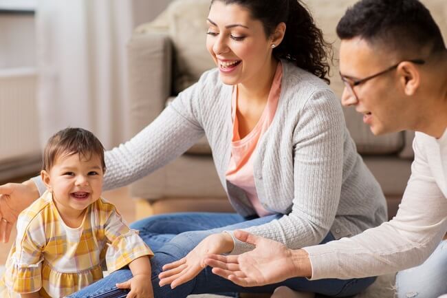 contoh orangtua yang sedang mengasuh dan merawat anak.sumber: Alodoker