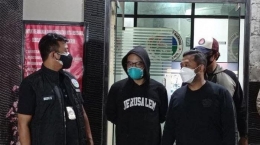 Tampak Coki Pardede sesaat diamankan anggota Polres Tangerang (sumber: wow.tribunnews.com)