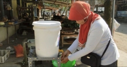 (Gambar 2. Pemanfaatan alat cuci tangan di Pasar Sawentar, 21 Agustus 2021)/Sumber: Dok. Haslina