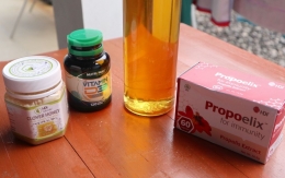 Madu, pollen, vitamin dan ekstrak propolis (dok.pribadi).