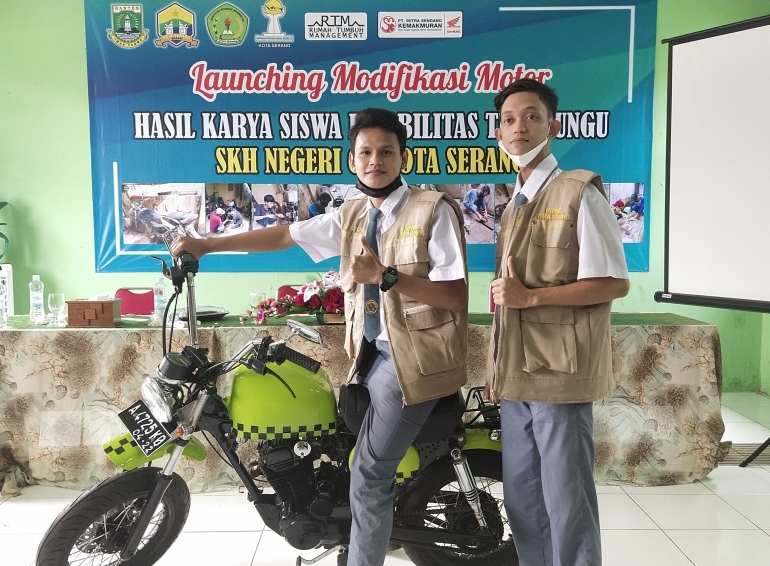 Sodikin dan Edoh, siswa Tunarungu SKhN 02 Kota Serang, memodifikasi motor Honda (sumber: Dok. Pribadi)