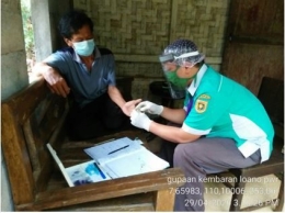 Supriyanto, seorang pekerja malaria desa, sedang mengambil sampel darah untuk tes diagnostik cepat malaria. (Sumber: Dinkes Purworejo)