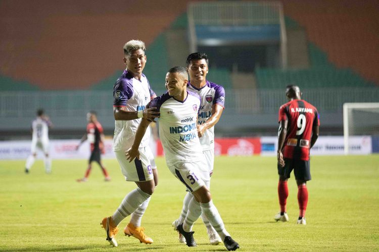 Ahmad Hardianto, Harrison, dan Irsyad Maulana (ki-ka) merayakan gol ke gawang Persipura, Sabtu (28/8/2021) malam: Dokumentasi Persita via Kompas.com
