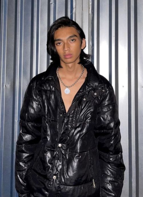 Raihan Fahrizal model pria pertama Indonesia yang melenggang di runway official show YSL di Milan. Foto: Tangkapan Instagram @raihanfahrizal_