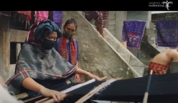 Warga desa di Toba sedang menenun kain Ulos khas Toba I Sumber Foto : YouTube Kemenparekraf