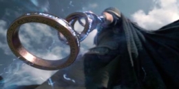 Wenwo menggunakan The Ten Rings untuk bertarung. (Sumber: Dok. Marvel Studios, Capture Trailers Film Shang-Chi)