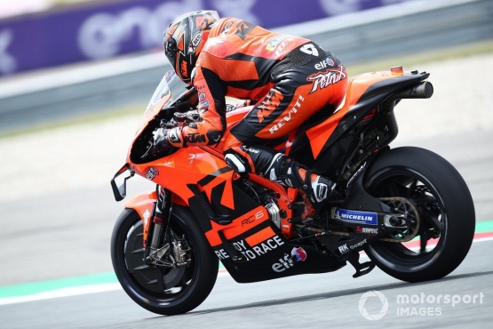Dengan motor KTM yang pendek rangka badan utamanya, Petrucci tidak dapat menunduk secara maksimal. Sumber: via Motorsport.com