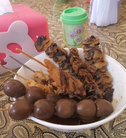 Sate telur puyuh, sate daging ayam, dan sate kerang.  Sate kerang ini sangat khas Semarang (Foto : Dokpri MomAbel)