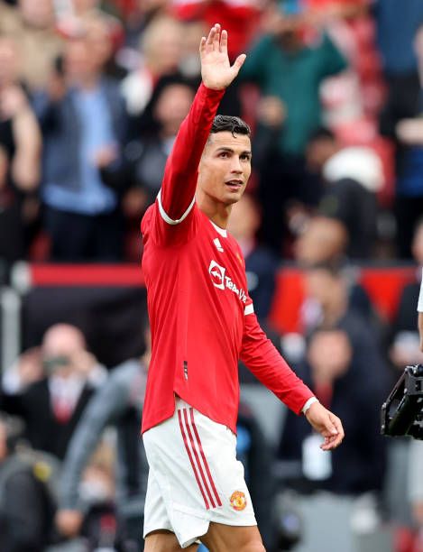 Ronaldo melambaikan tangannya kepada supporter Manchester United usai pertandingan (Photo by Clive Brunskill/Getty Images)