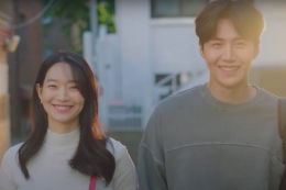 Potret Shin Min Ah (Yoon Hye Jin) dan Kim Seon Ho (Hong Doo Shik) di drama Hometown Cha Cha Cha. (Sumber: Netflix via kompas.com)