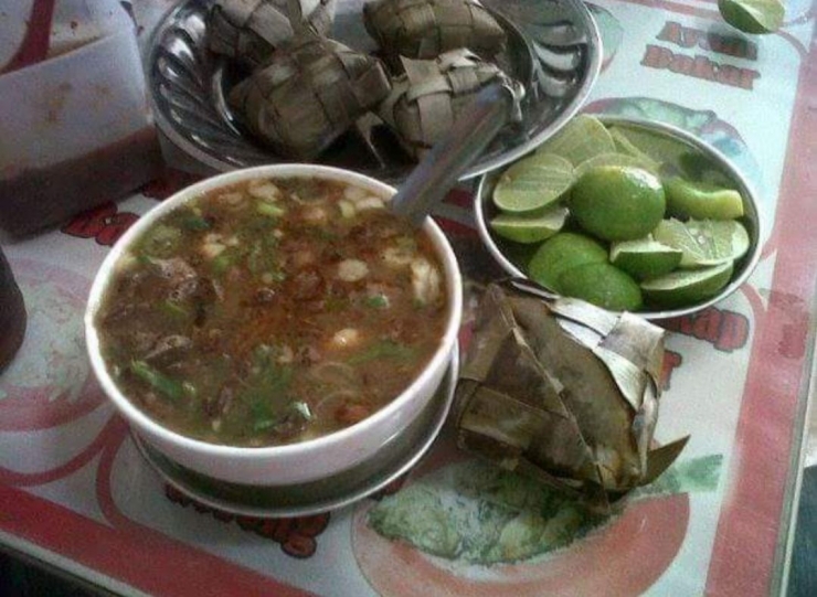 Coto Makassar dalam porsi lengkap: ada ketupat, jeruk nipis dan sambel taucho (foto Nur Terbit)