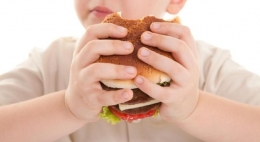 Ilustrasi anak yang melampiaskan rasa stres terhadap makana. Foto istock via detik.com