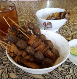Perbandingan mangkok biasa (bawah) dengan mangkok soto Semarang (atas). (Foto : dokpri MomAbel)