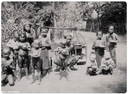 Pedagang soto sekitar tahun 1900 an, Sumber gambar: https://phinemo.com/sejarah-soto-di-indonesia/