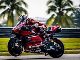 Bandingkan dengan di motor Ducati yang terlihat bahwa Petrucci dapat menunduk maksimal. Sumber: via Indozone.id
